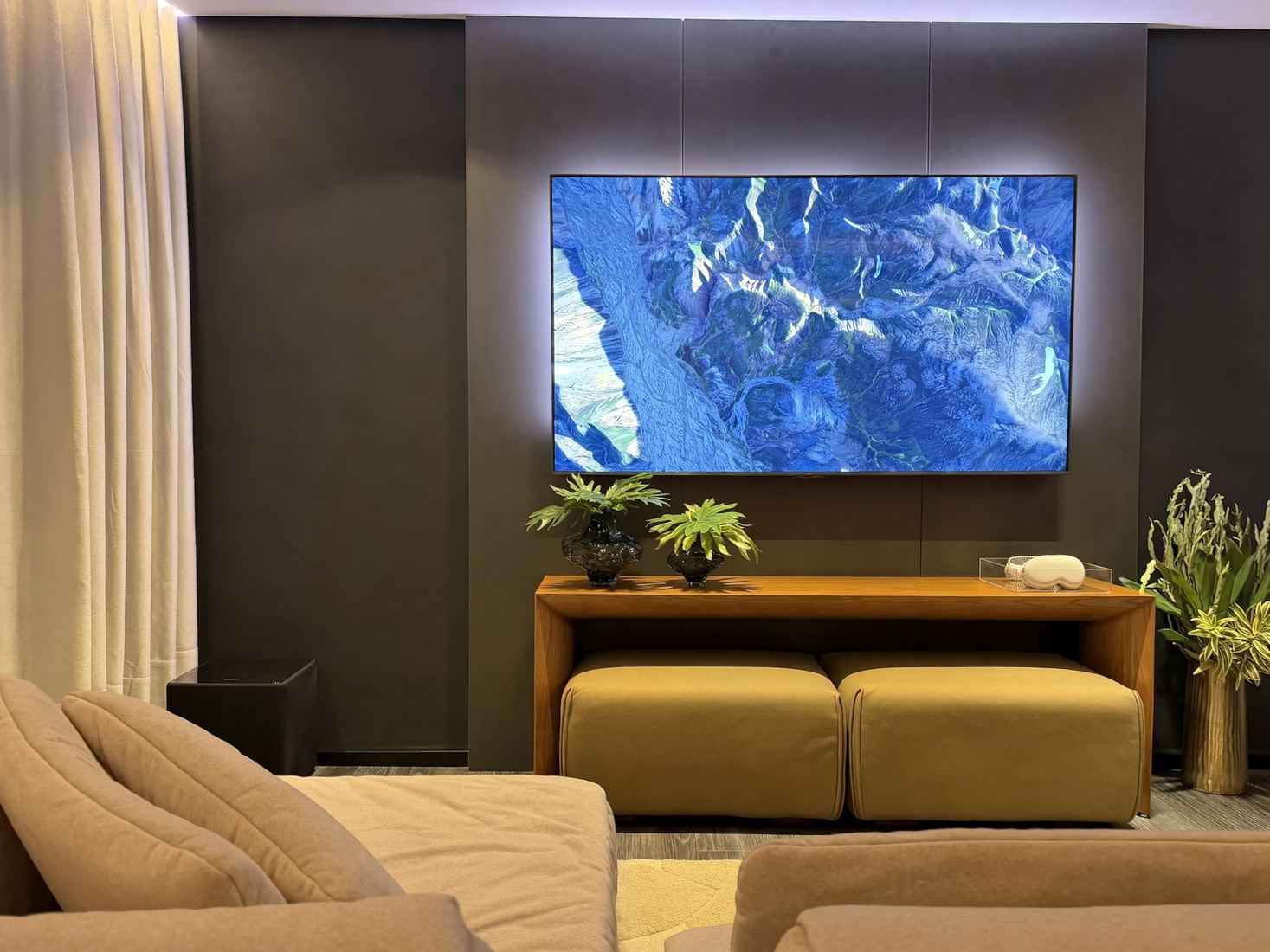 Sala de TV do centro de experiências com cena de iluminação acolhedora