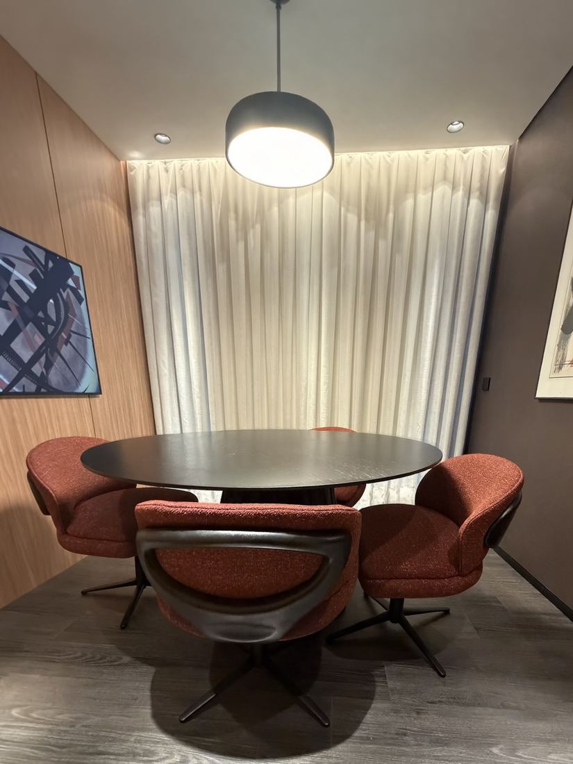 Sala de reunião do centro de experiências com mesa redonda e pendente