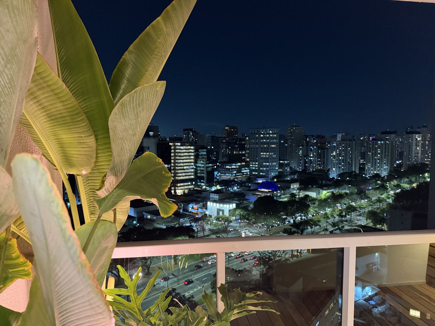 Vista noturna da varanda do centro de experiências para o Brooklin