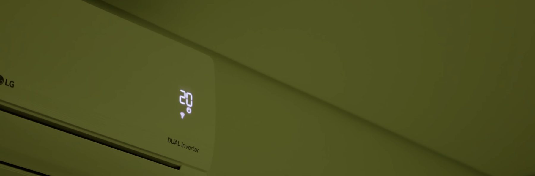 iPad com o app Casa exibindo o clima dos ambientes