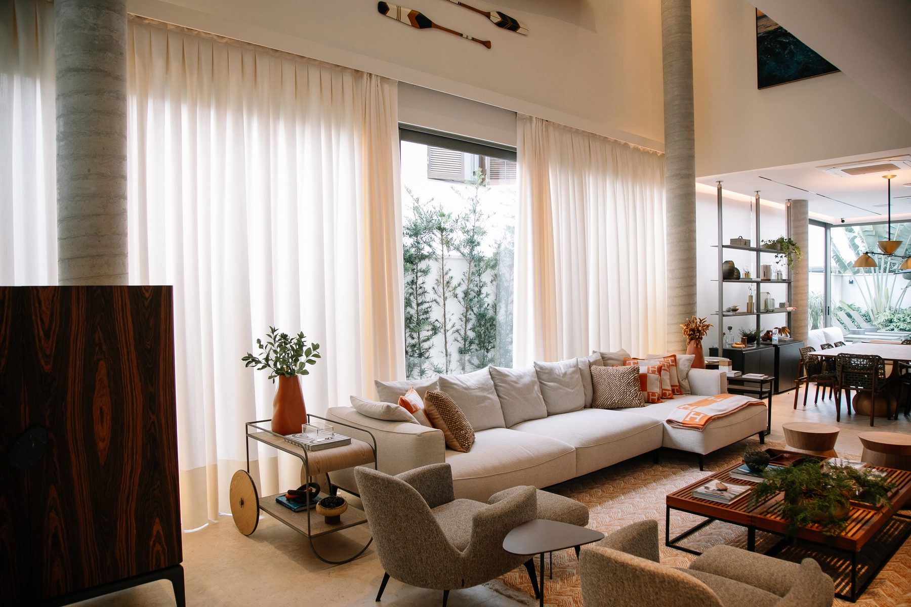 Cortinas automatizadas no living de um projeto Deep on Tech